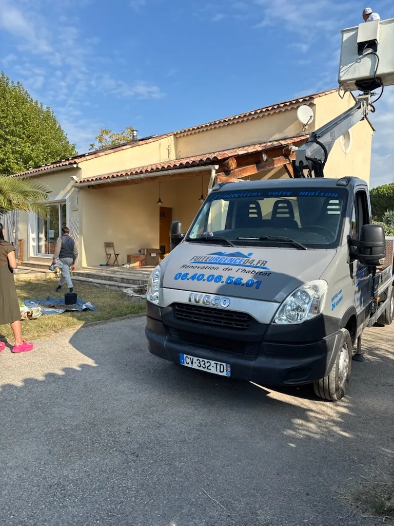 Artisan couvreur à Sisteron avec son camion nacelle